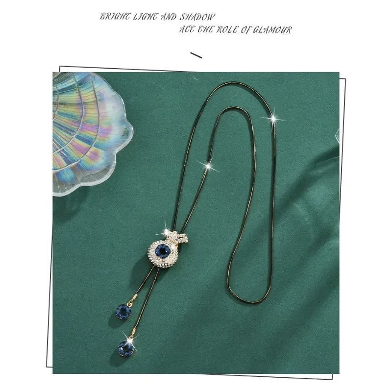

A long women's autumn and winter necklace with a wallet full of diamonds and a sweater chain is fashionable and versatile