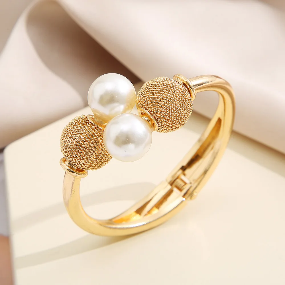 1set Hot Selling Fashionable Rvintage Personalized high-end Sense Bracelet Exaggerated Pearl Opening Hand Accessories Wholesale