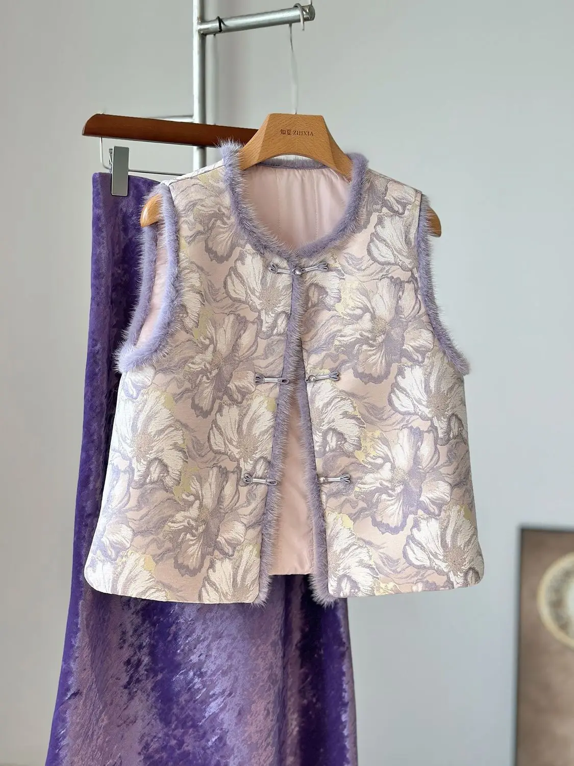 

Stylish Young Chinese New Cotton Vest Women's Outerwear Autumn Winter Warmth Collarless Button-Up Fashionable Traditional Design
