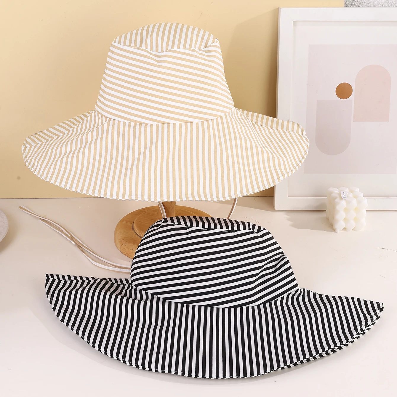 Korean-style simple striped fisherman's hat with a large brim and strap, outdoor photo and sunshade flat-topped basin hat