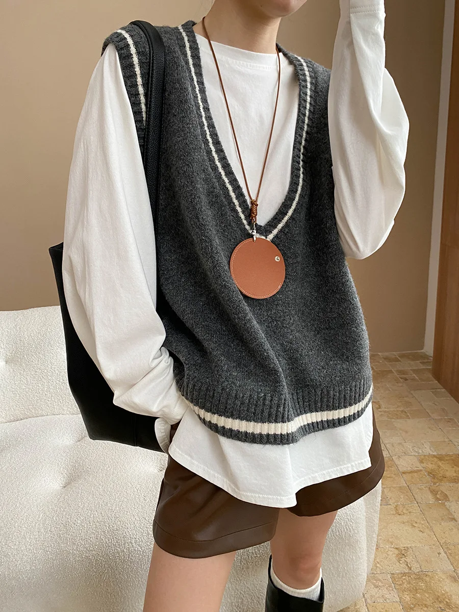 

Intellectually style, artistic retro, contrasting color border, big V-neck, loose knit vest, vest