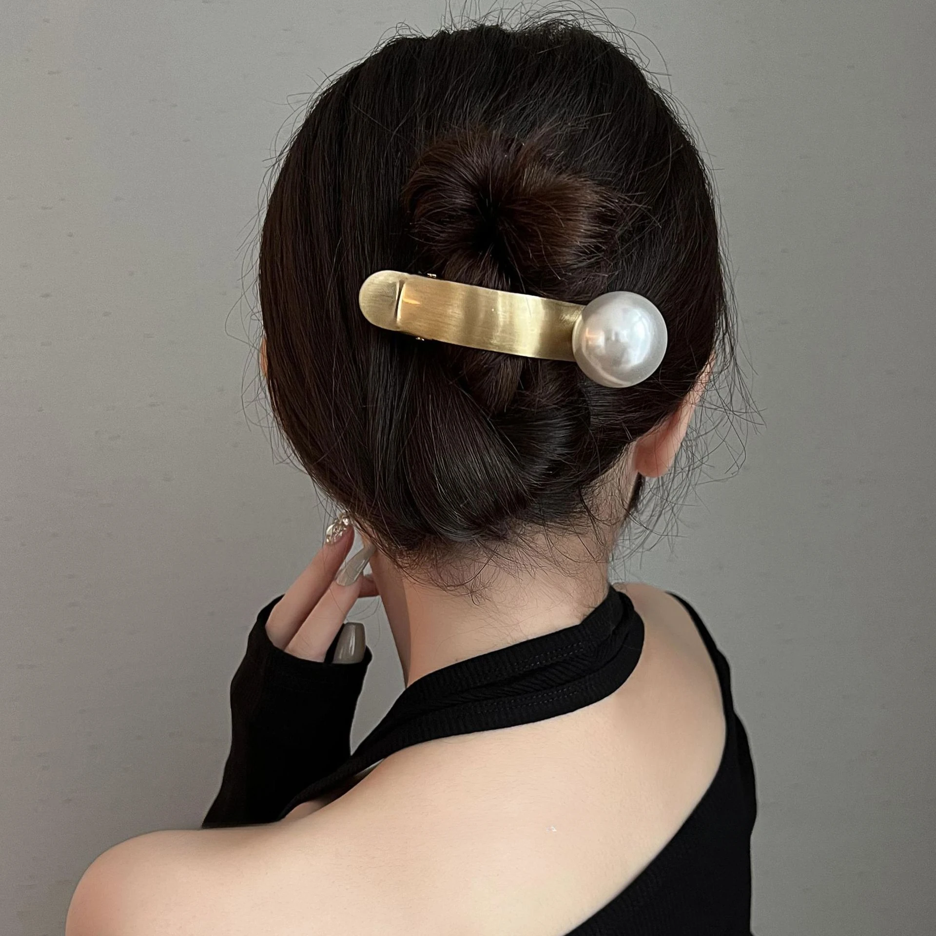 

Discover the Sophisticated Beauty of the New 2024 Luxury Pearl Hair Clip for Women, Stylish and Unique Hair Accessory