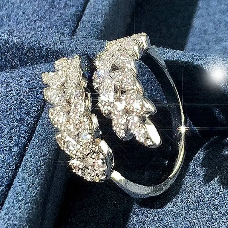 Huitan Blattförmige Damen-Öffnungsringe mit eingelegtem, glänzendem Zirkonia, trendiges Party- und Verlobungszubehör, täglicher, vielseitiger Schmuck