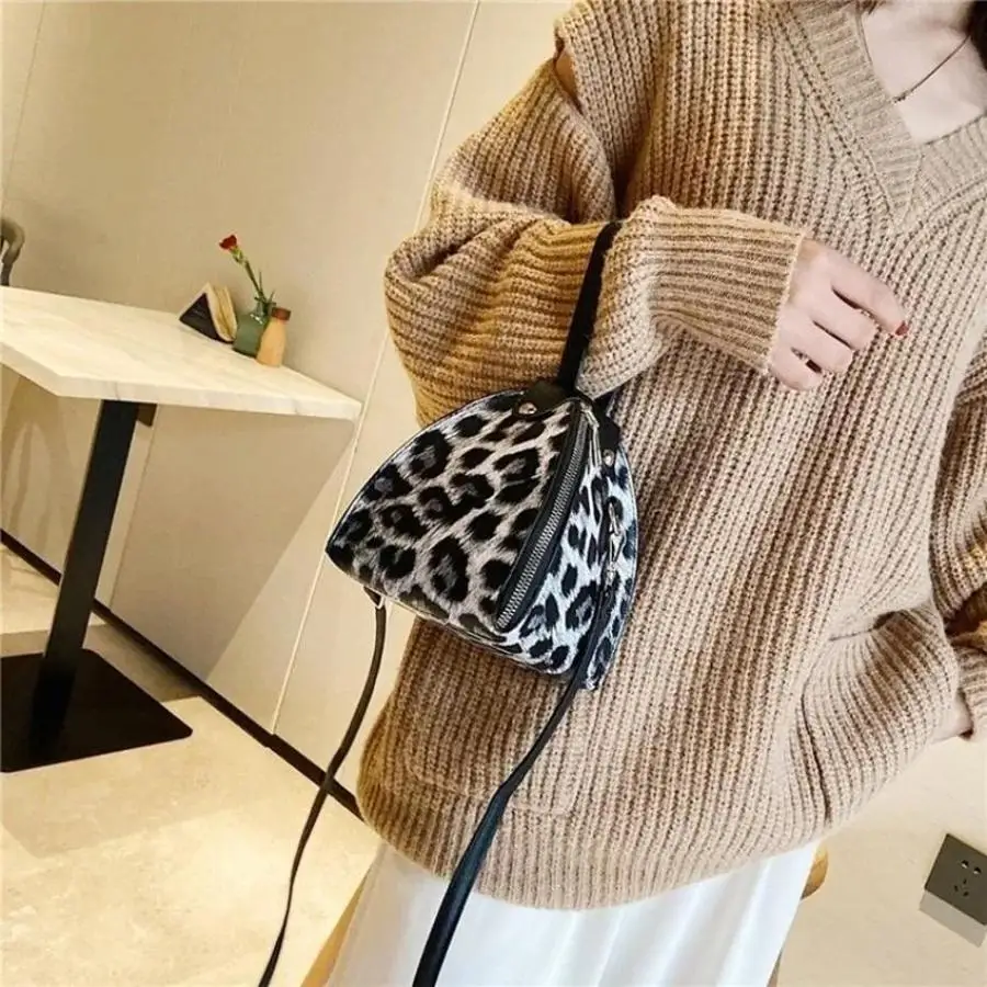 Korean Style Triangle Shoulder Bag For Women Cute Wave Design Small Handbag Casual Portable Purse Trendy Girls Fashion Accessory