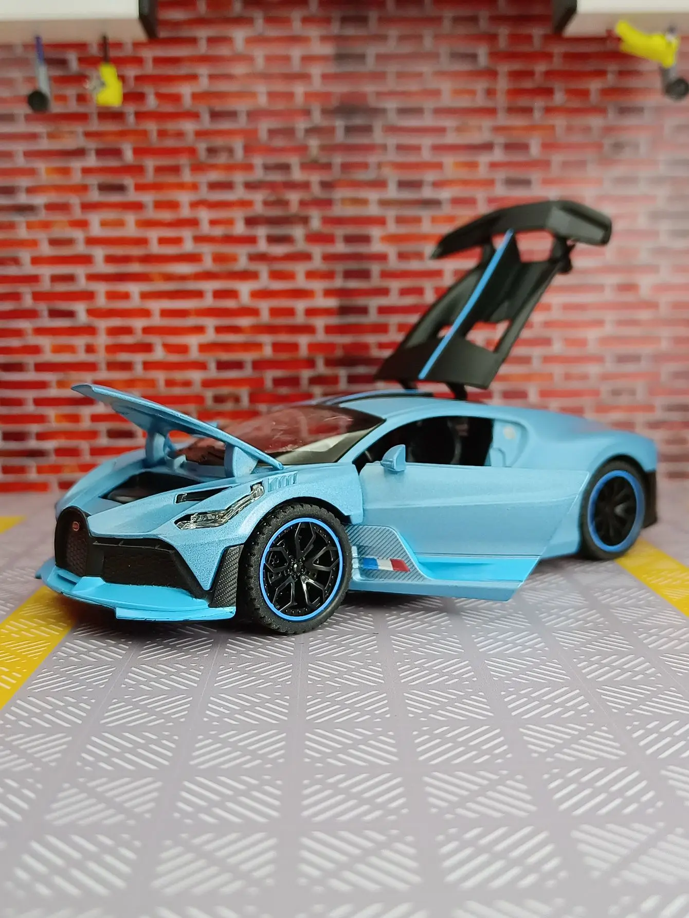 

1:32 Bugatti divo alloy car model ornaments collection acousto-optic 4-door toy children's birthday gift be delicately made