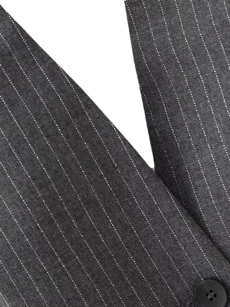 توب نسائي ضيق بياقة على شكل V وظهر مكشوف مخطط بدون أكمام قصير بلون واحد من البوليستر