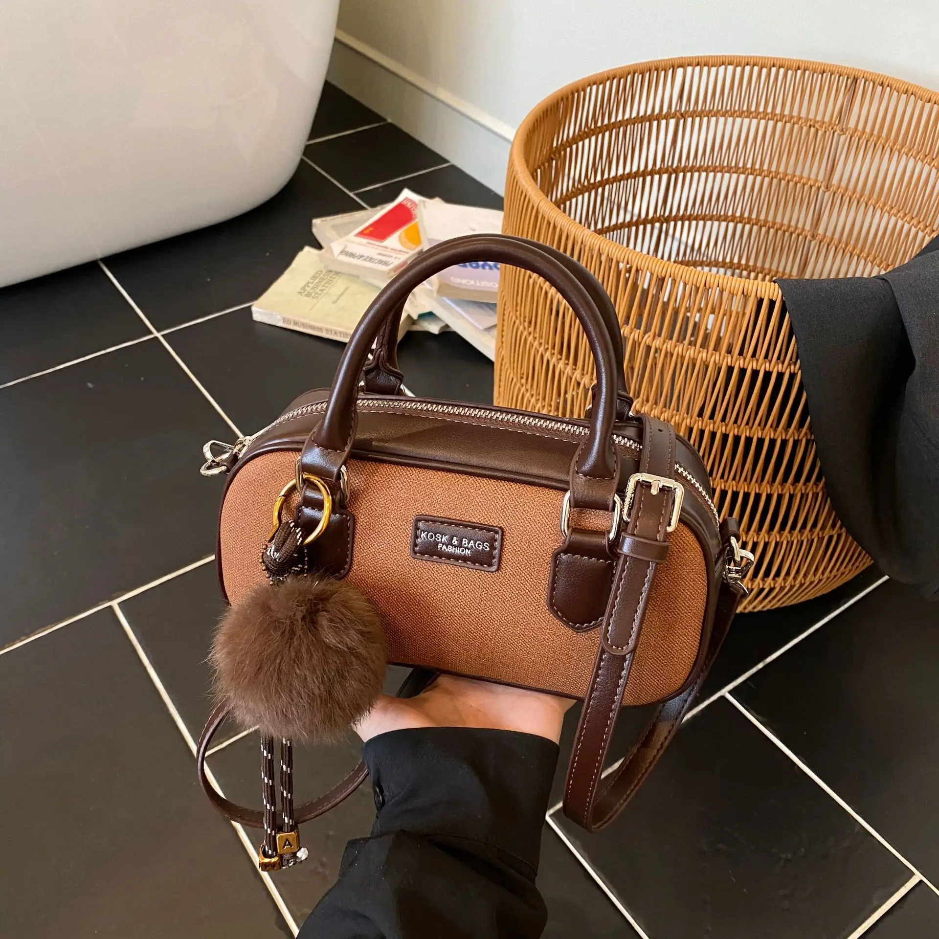 

Шикарная маленькая женская сумка через плечо 2024, винтажный кошелек с верхней ручкой, модная сумка с внутренними карманами для путешествий ​