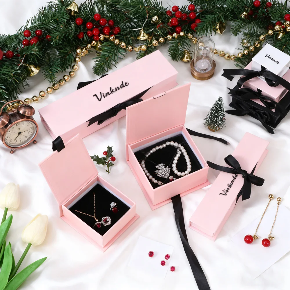 

Оптовая продажа, 50 шт., роскошные бумажные подарочные коробки для ювелирных изделий с логотипом, кольца, серьги, ожерелье, браслет, упаковочная коробка для ювелирных изделий с лентой