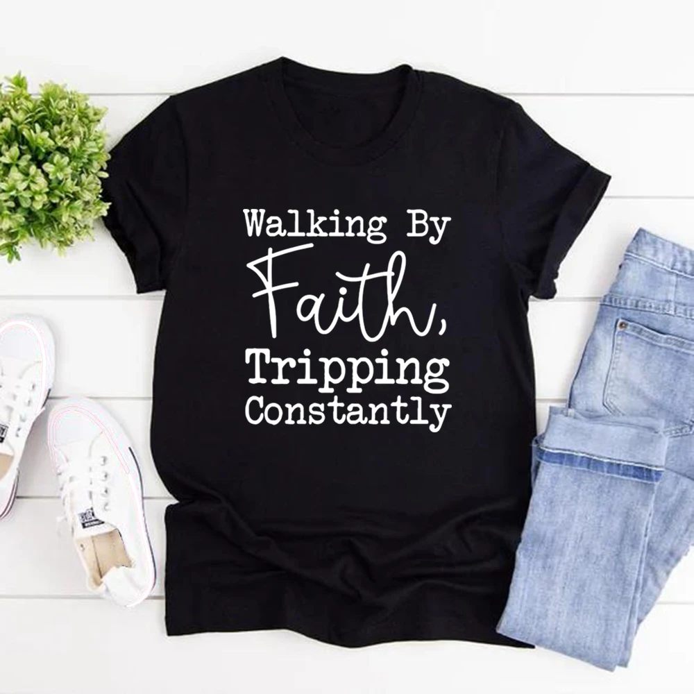 Walking By Faith Tripping T-shirt costantemente ispiratrice Camicia cristiana T-shirt grafiche a maniche corte da donna Regalo cristiano