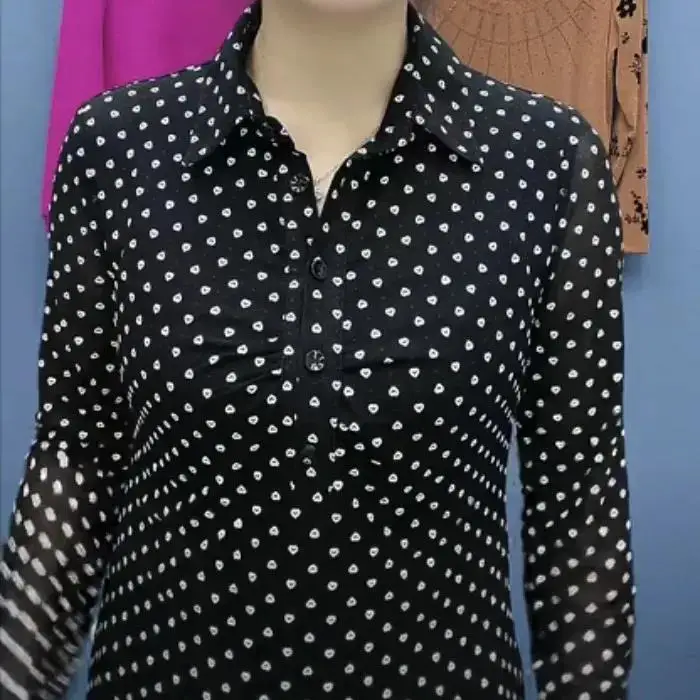 Middle Aged Mom Wearing Plus Size Black Polka Dot Long Sleeved Shirt T-shirt for Women New Fashion Mom Outfit Top for Women