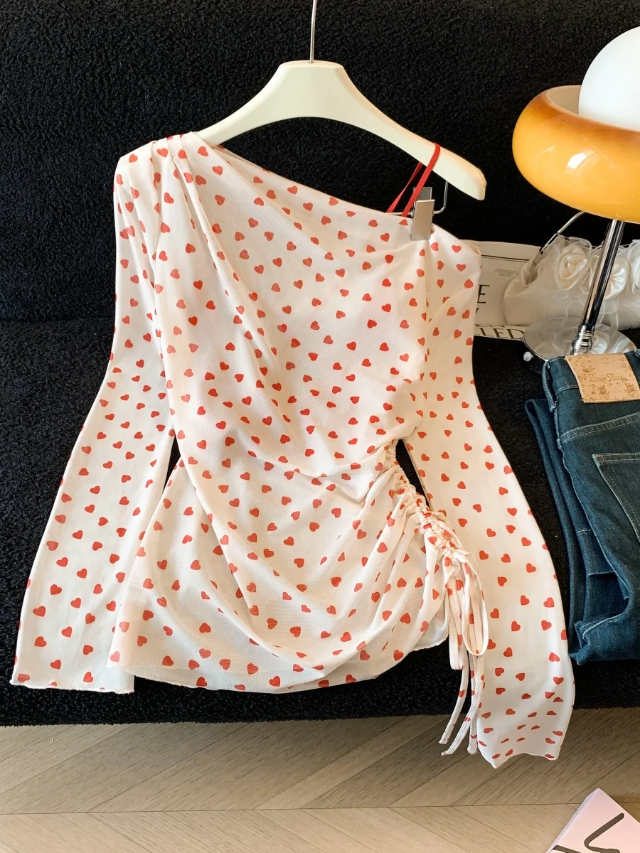 

Женская летняя футболка в корейском стиле с длинным рукавом, узором в виде сердечек и горошка, с открытыми плечами, приталенная, с утягивающим эффектом на талии