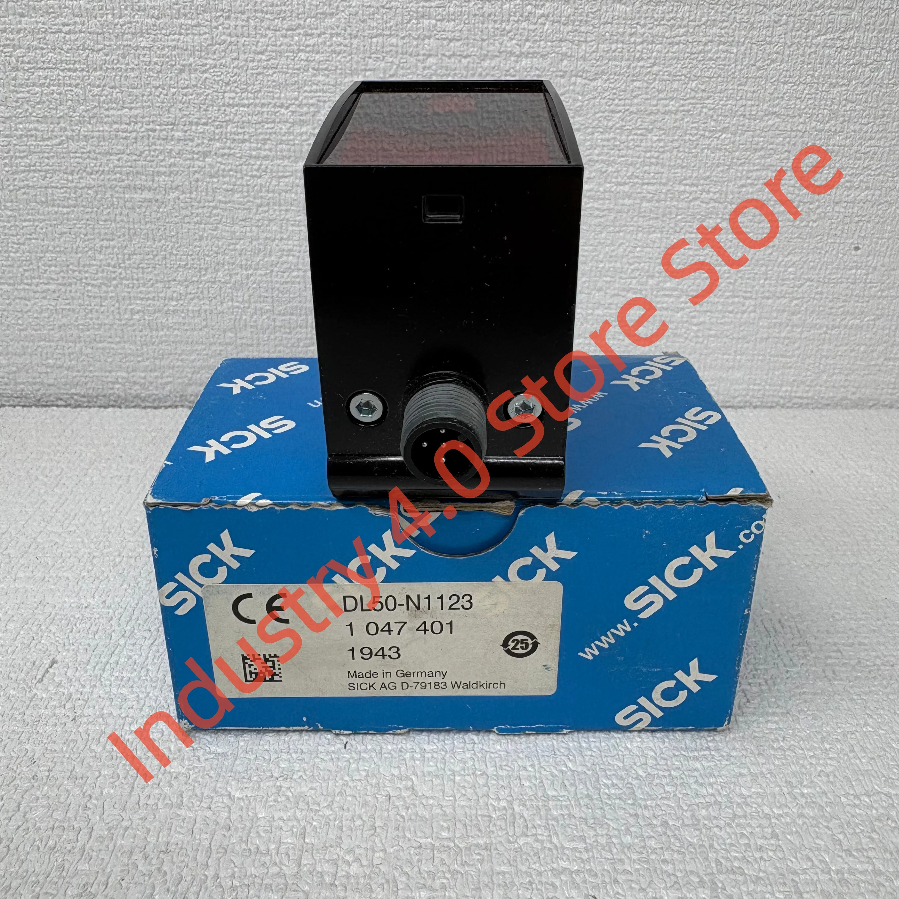 

New DL50-N1123 1047401laser distance measuring sensor in box