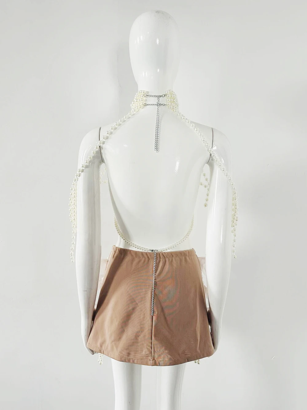 ชุดเสื้อและกระโปรงไข่มุกแฟชั่น Modphy ชุดเซ็ตสองชิ้นสำหรับผู้หญิง เสื้อไข่มุกโชว์หลังสุดเซ็กซี่ + กระโปรงสั้นพู่ระบาย