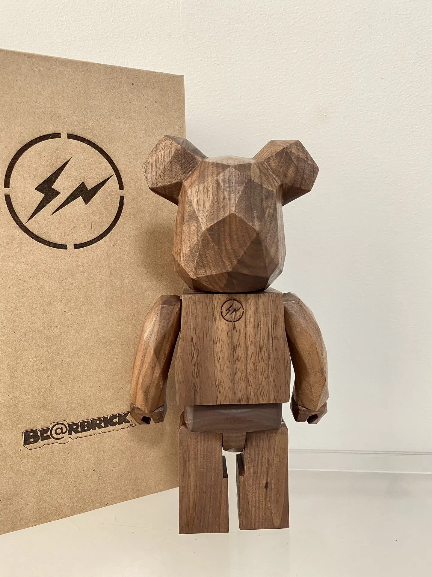 Bearbrick 400% Karimoku x Fragment (Polygon) Drewno Diament Błyskawica Orzech Cegła Niedźwiedź 28 cm Wysokość Naturalna ręcznie robiona lalka