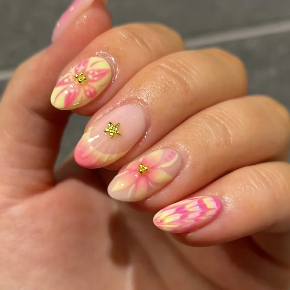 24 piezas uñas postizas ovaladas cortas 3D con flores de perla, estilo francés acrílico 4