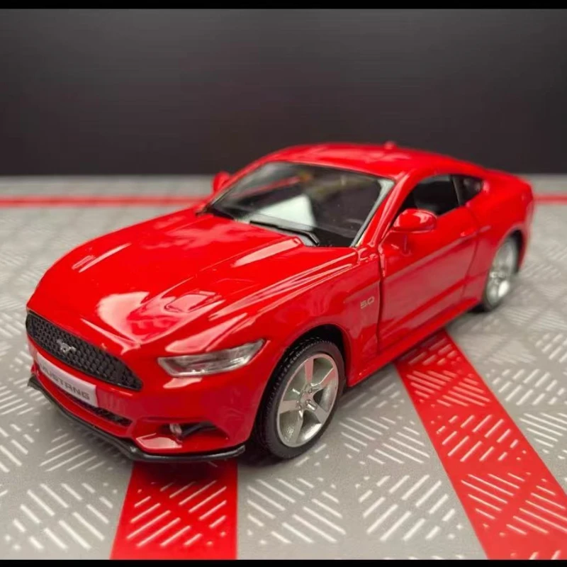 1:36 2015 Ford Mustang GT Modello di auto in lega Tirare indietro le auto I bambini raccolgono regali