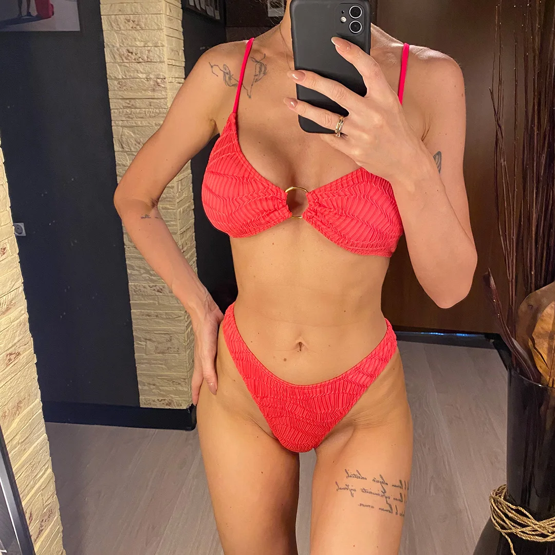 Bikini mit Faltenmuster-Metallring, mittelhoher Bund, Damen-Badeanzug, zweiteiliges Bikini-Set, gepolsterter Badeanzug, Badebekleidung, Modell V4567. – Detail 2