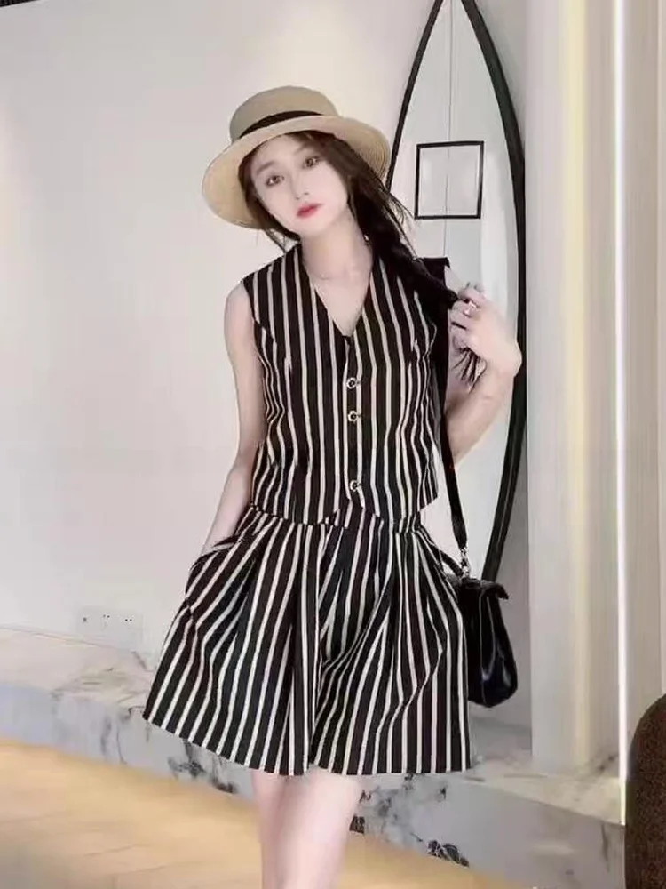 

Elegant Commuter Single-Button V-Neck Sleeveless Vest plus A-Line High-Waisted Wide-Leg Shorts Two-Piece Set Fashionable Stripes