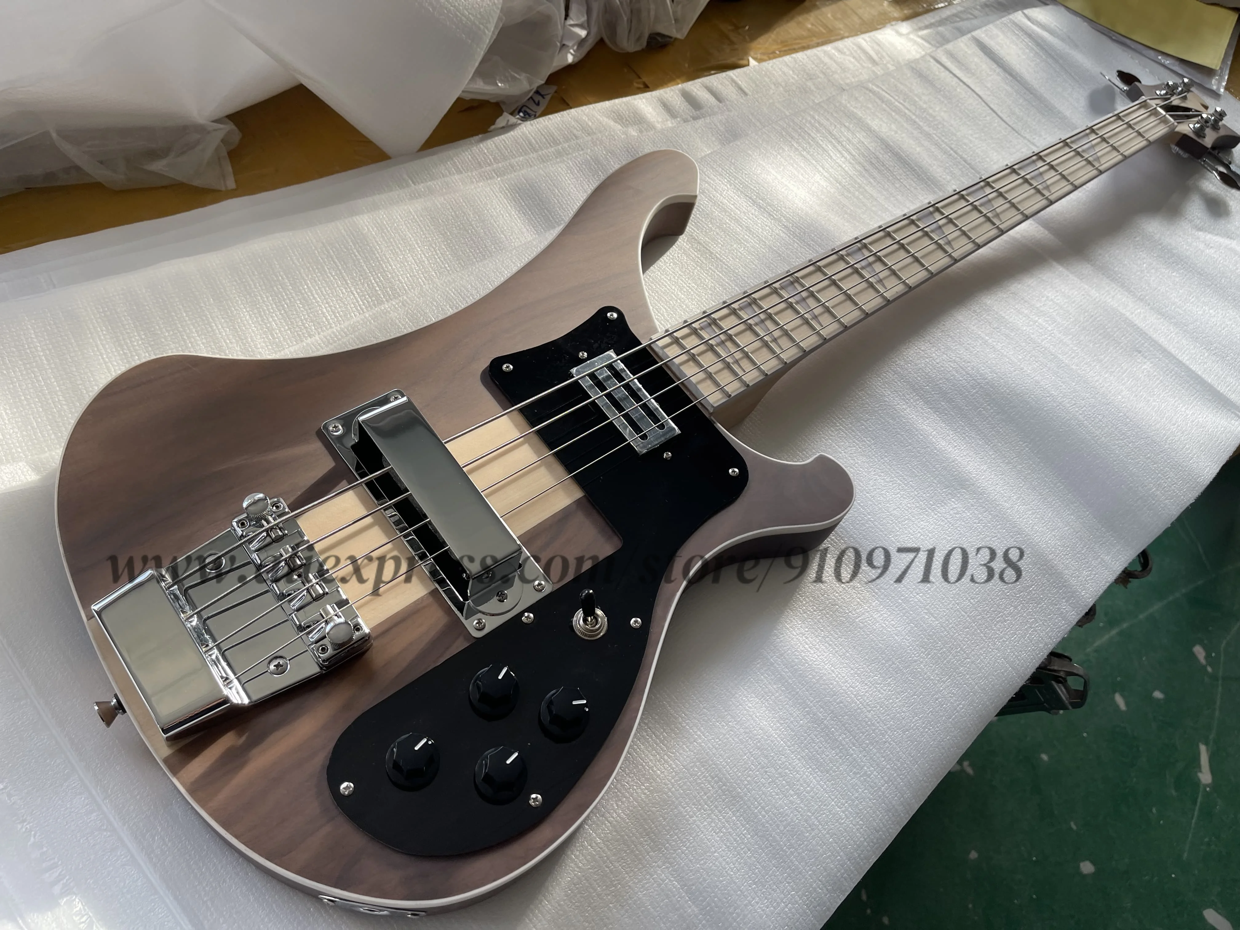 

Classic 4 string bass, walnut body, 4003 bass, maple fingerboard through the body, fixed bridge, white pickup board, factory cus