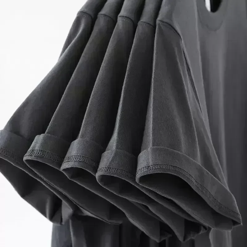 Die Inspiration für das Herren-T-Shirt stammt von Albert Camus und zeigt den Mythos von Sisyphos mit einem Vintage-Druck mit einem absurden Zitat. – Detail 5