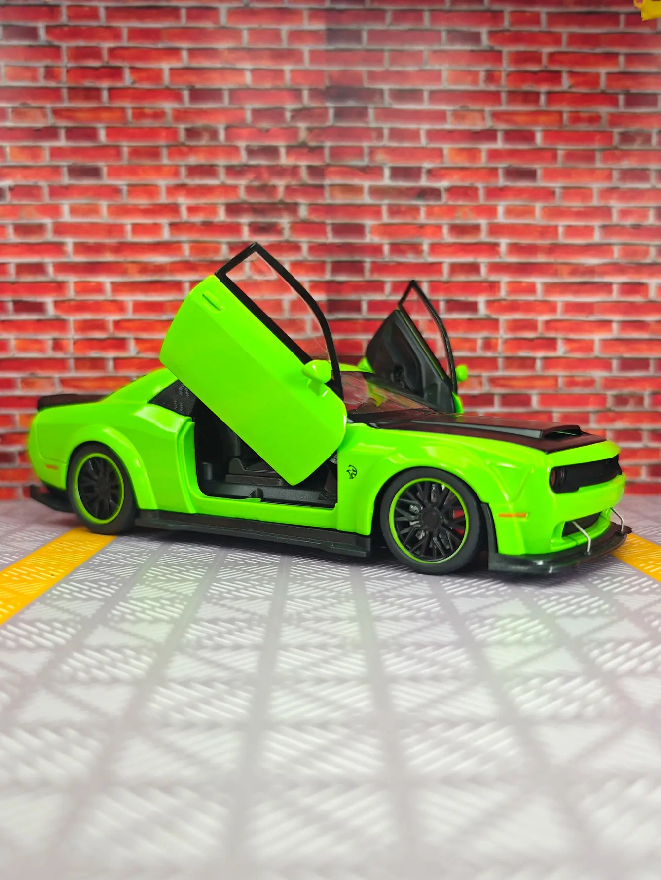 1:32 챌린저 헬캣 개조 SRT 머슬 스포츠카 도어 및 앞 보닛과 트렁크 도어도 열 수 있으며, 풍부한 디테일