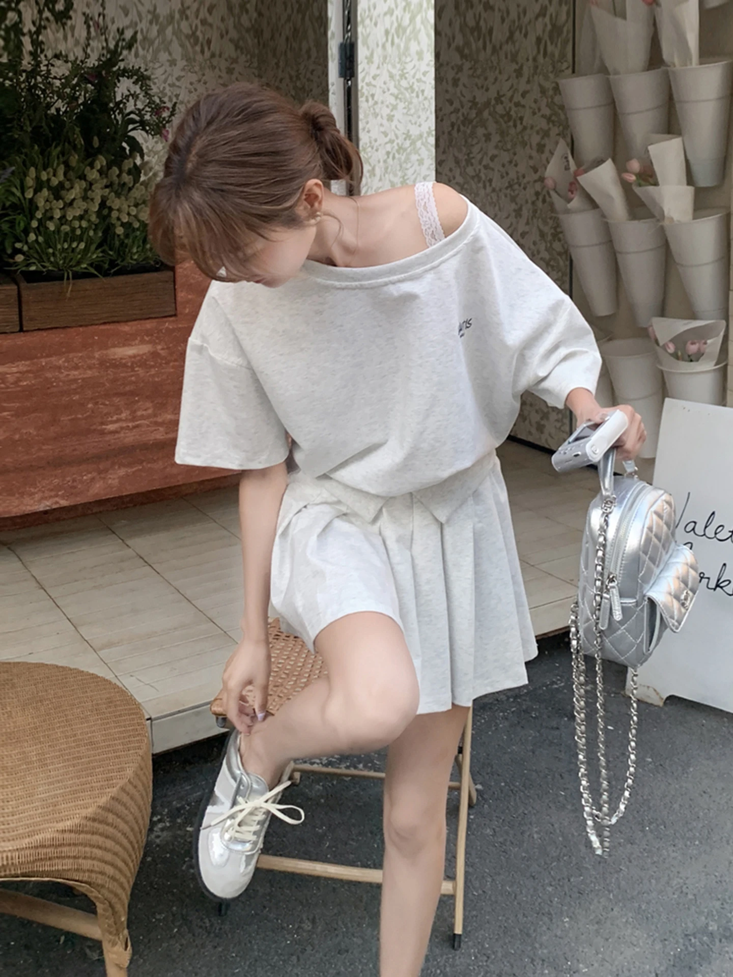 Casual Spor Summer Set Women's ature One-oulder T-irt Pleated ort Skirt Two-Piece Set College Sle Faion