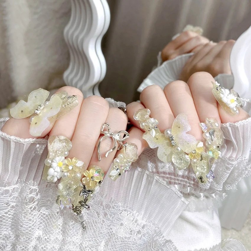 24 Stück leichte, luxuriöse künstliche Nagelspitzen, hellgelb, mittellange Sarg-Kunstnägel mit großen Butterly-Blumen-Designs, zum Aufdrücken der Nägel