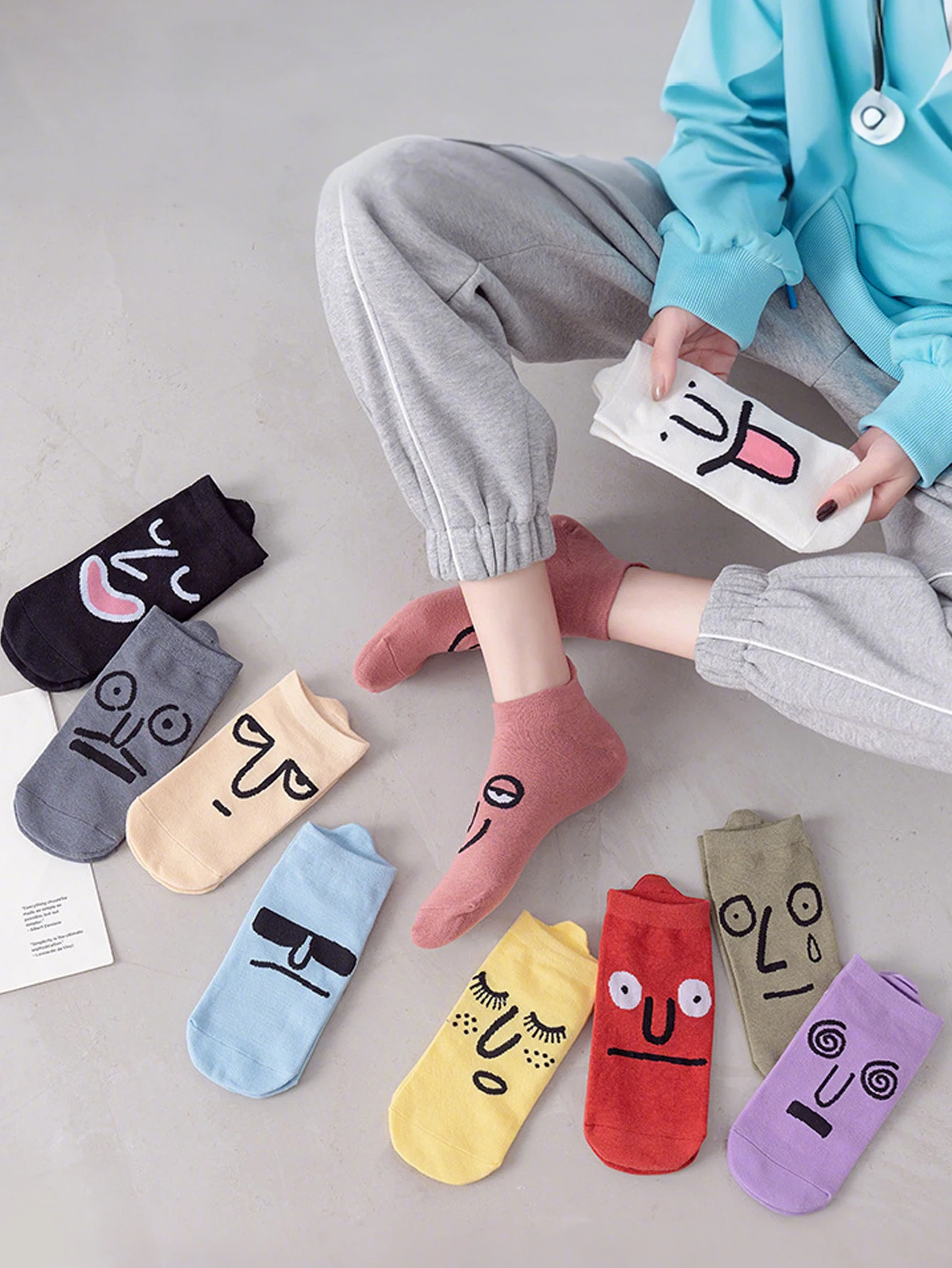 5 أزواج من الجوارب النسائية ذات الشخصية المضحكة التي يتم تحميلها بشكل عشوائي