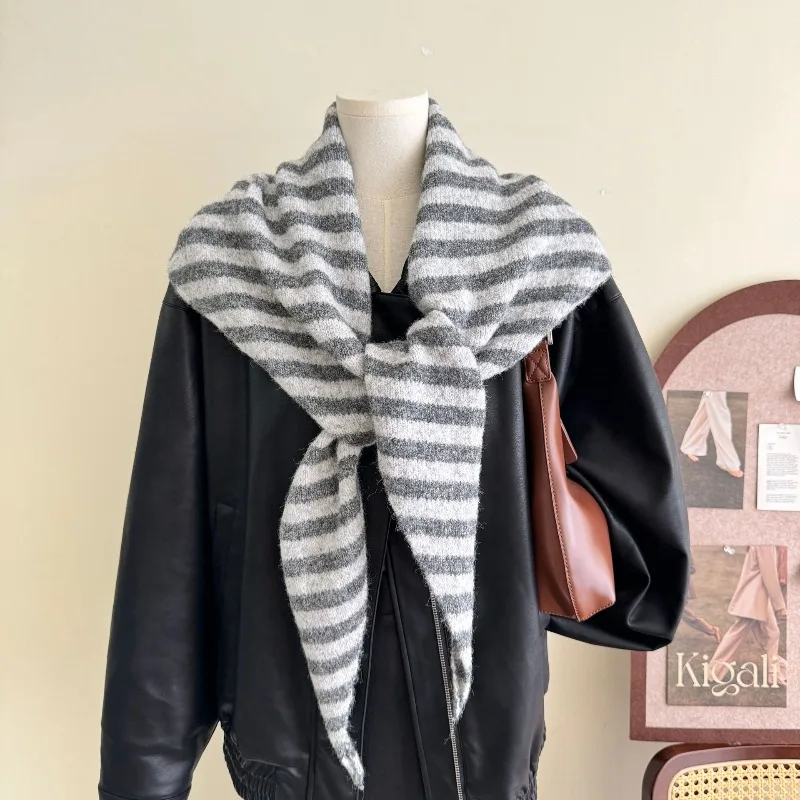 Neuer Damen-Dreiecksschal aus Wollmischung, gestrickter gestreifter Schal für Herbst und Winter, warme Halswärmer in großer Größe. – Detail 4