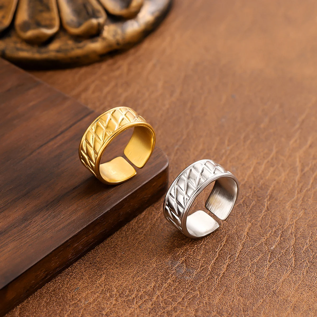 

Light luxury diamond printed stainless steel ring, waterproof and non-fading heavy metal, with adjustable finger ring