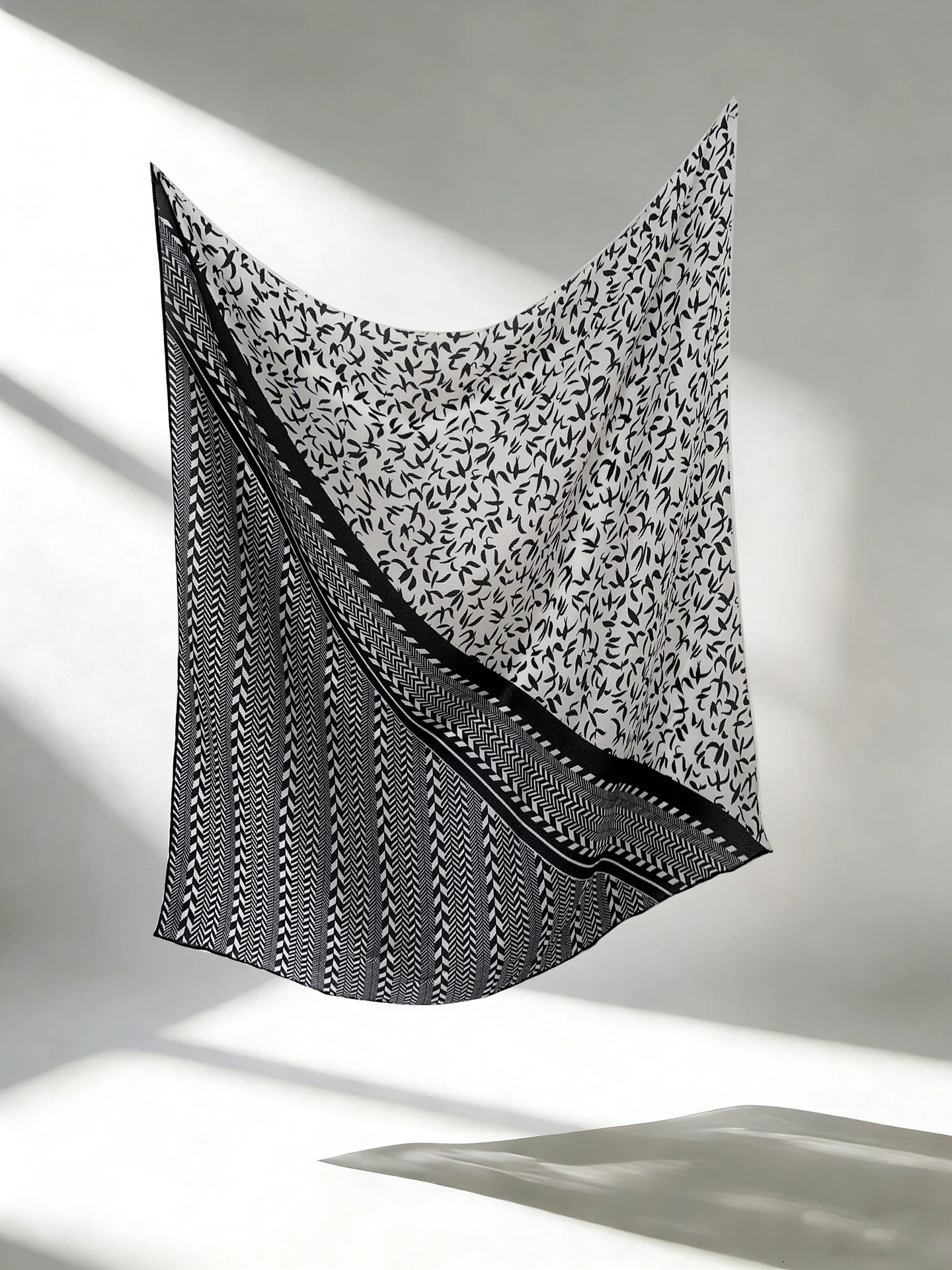 シルクスカーフショール薄い透明な手巻きエッジ幅65cmマルベリーシルクスクエアスカーフ若者と大人に多用途に使える