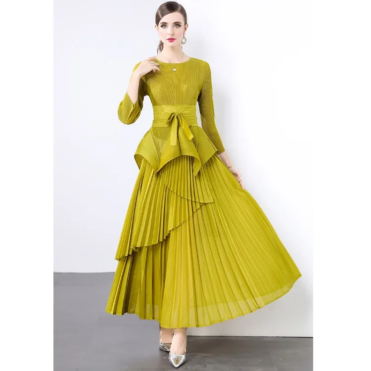 

Комплект из двух предметов: юбка с высокой талией, драпированная, асимметричная, и длинная юбка-миди. Модный комплект из полиэстера.