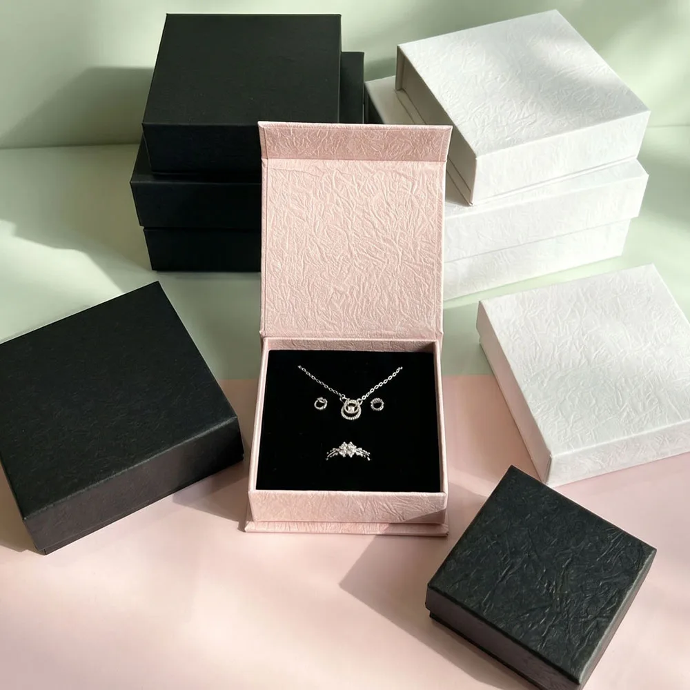 24 Stück luxuriöse 9x9x3cm Schmuck-Geschenkboxen mit Magnetverschluss für Ringe, Ohrringe, Schlüsselanhänger, Halsketten, Anhänger und Zubehör. – Detail 7