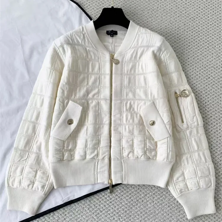 

Индивидуальная европейская и американская женская одежда на зиму 2025. Вязаный кардиган на молнии с длинными рукавами и круглым вырезом.