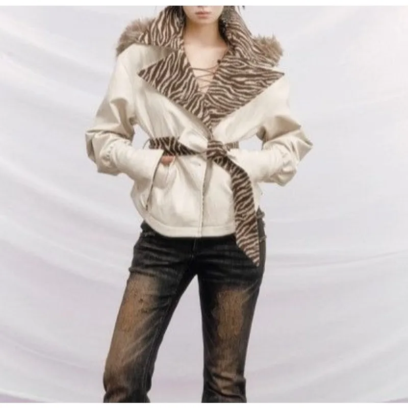 

2025 г., стеганая кожаная куртка из искусственной кожи с узором диких животных, большими лацканами и треугольной планкой