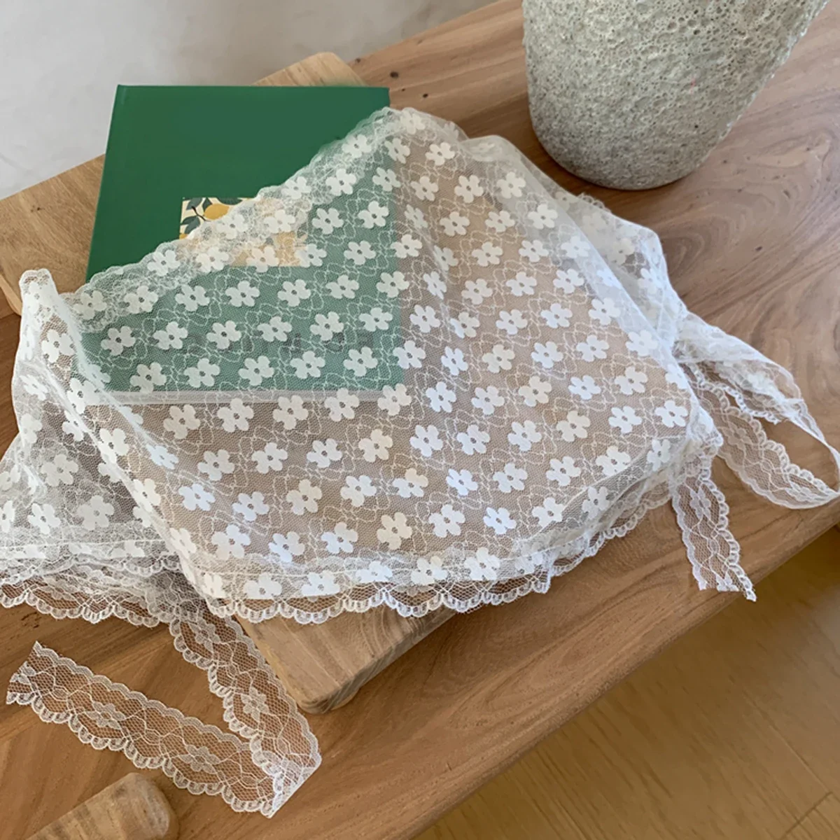 Weißer, süßer Spitzenblumen-Schal, elegantes, feminines Stirnband, dünnes, atmungsaktives Reiseaccessoire im künstlerischen Stil – Detail 8