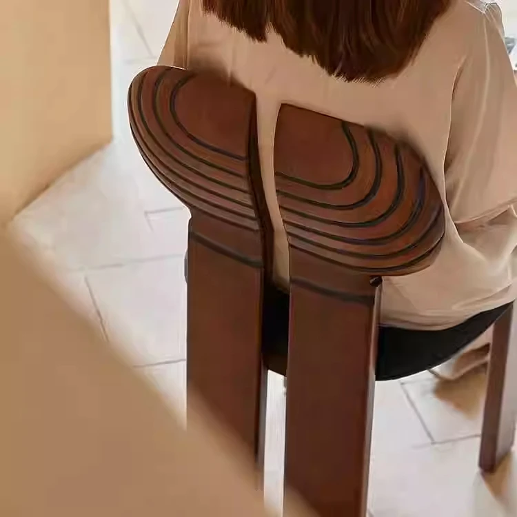 Mittelalterlicher Retro-Stuhl aus massivem Holz mit geschnitzter Rückenlehne