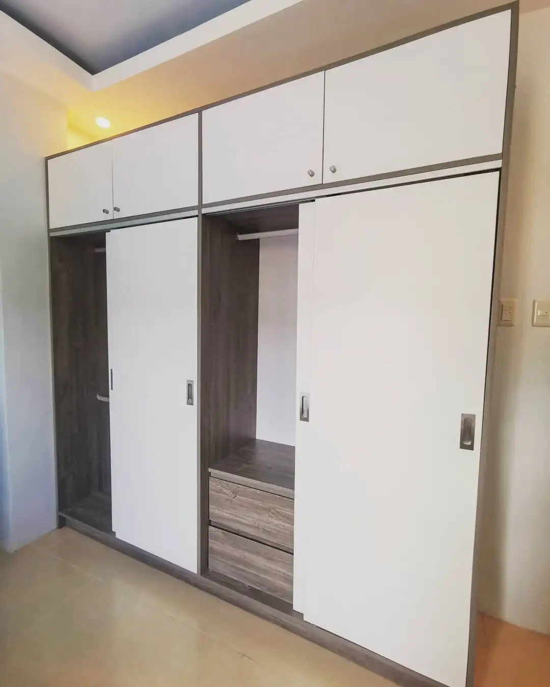 أثاث غرفة نوم بيضاء حديثة وخزائن قابلة للتحويل مع باب منزلق قابل للتعديل، تصميم سهل التجميع للفنادق #5