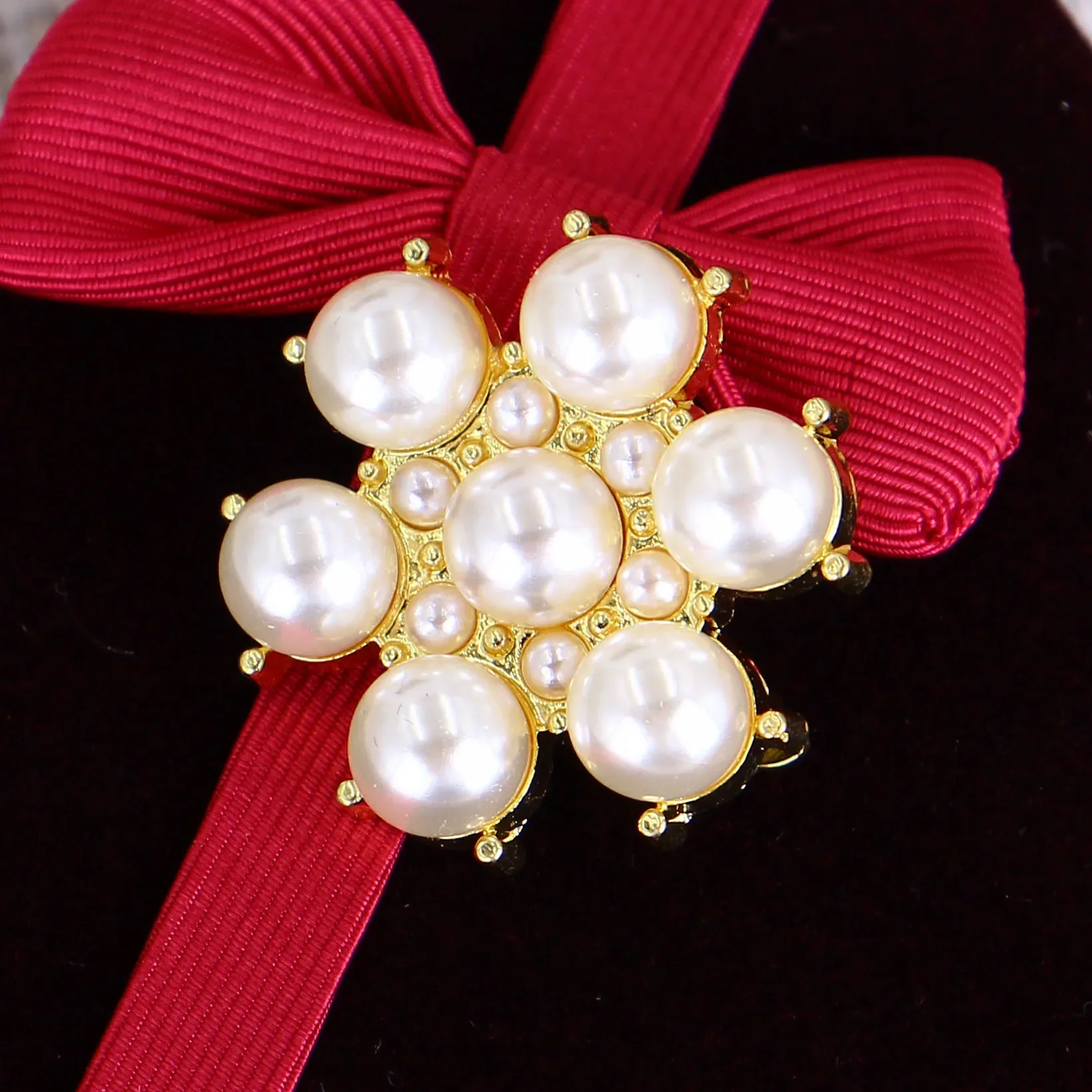 2pcs/pack of High Quality Pearl Crystal Brooches Ladies Clothing Bags Scarf Accessories Exquisite Flower Corsage Brooch