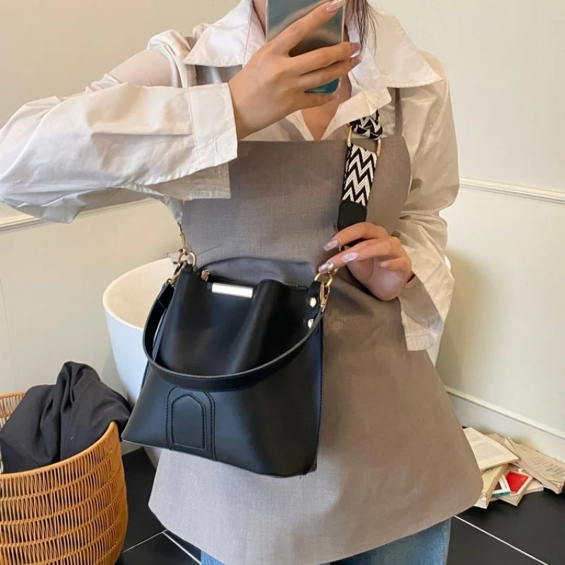 

High-End Ladies Tote Bag Made Of Premium Leather Featuring High-End Paris Elegant Vintage Lightweight Soft Commuter Look​