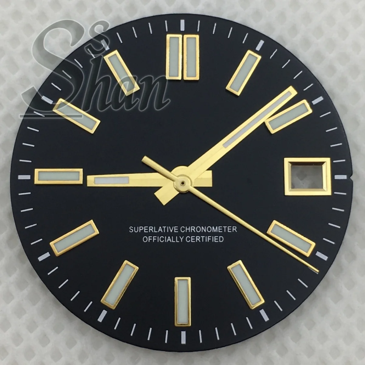 

Циферблат диаметром 29 мм оснащен многоцветным люминесцентным циферблатом и стрелками C3, которые используются с механизмами NH35A 36 и имеют окошко для отображения даты.