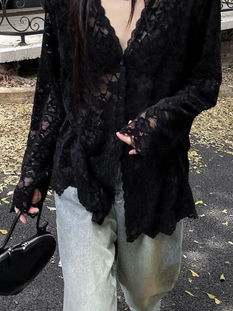 Élégant évider dentelle Blouses femmes Sexy doux à manches longues Blouses Mujer hauts voir à travers la mode été chemises noires