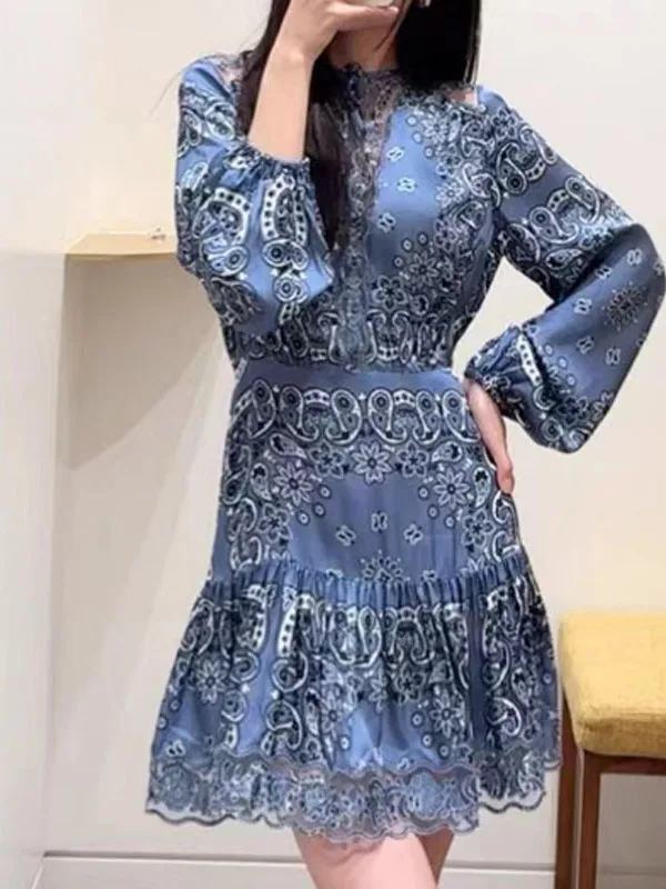 

Платье с романтическим принтом и вышивкой, сложной отделкой, приталенное, с вырезами и вставками, повседневное, из полиэфирного волокна, длинное, с рукавами.