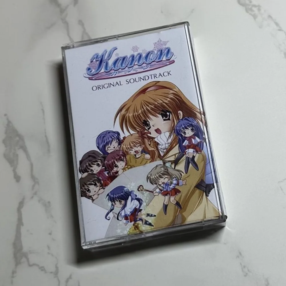 

Оригинальная кассета с саундтреком Kanon – совершенно новая, в заводской упаковке, классическая коллекция музыки по аниме-новелле.