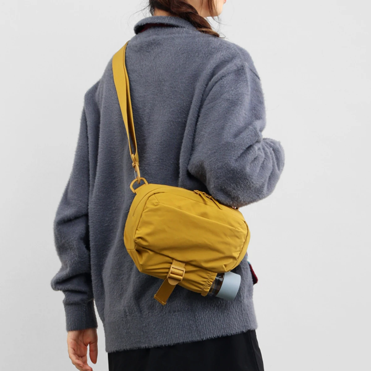 

Сумка для бутылки с водой, которую можно носить через плечо, подходит для путешествий на природе и походов, портативная сумка для зонта и бутылки с водой, сумка для телефона на одно плечо большой вместимости.