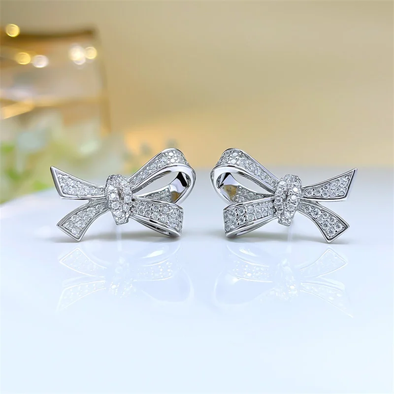 Huitan Elegante Schleifenohrringe für Damen, Ohrstecker in Silberfarbe, Stilvolle Ohrringe, Geschenke für Partys und Alltag, Statement-Schmuck