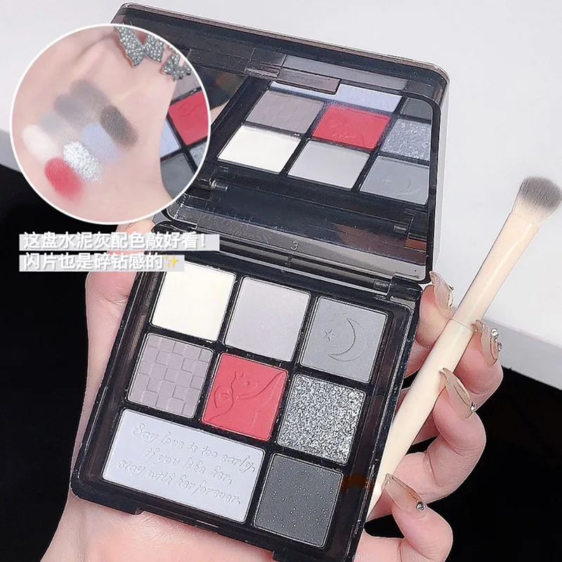 palette-de-fards-a-paupieres-gravee-motif-floral-theme-jardin-d'ete-et-the-au-lait-tons-terreux-finis-mats-nacres-et-pailletes-pour-femmes