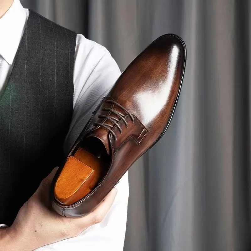 Biznesowe buty codzienne Trend Skóra lakierowana Mężczyźni Buty ślubne Złoto Niebieski Czerwony Biały Oksfordzie Buty Projektant Spiczaste palce Sukienka Buty