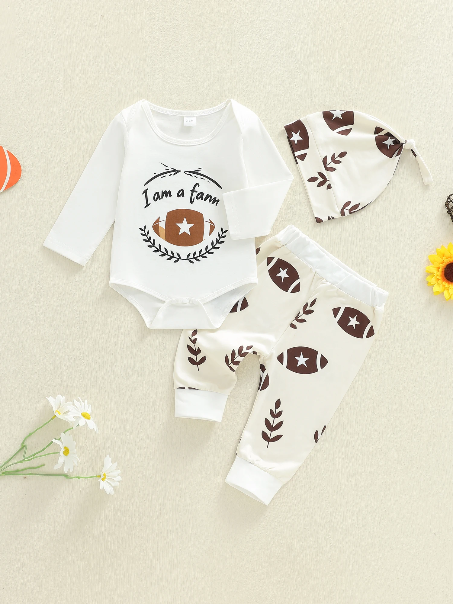 Schattige baby-winteroutfitset met romper met letterprint, broek met voetbalbladpatroon en bijpassende hoed - 3-delig ensemble