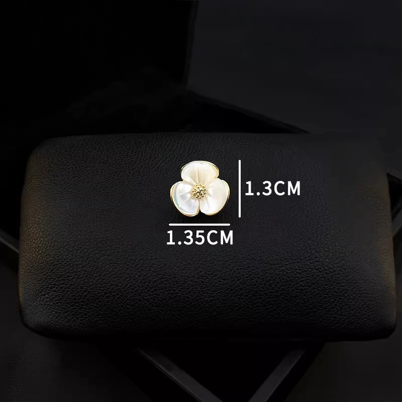 White Shell Flower Brooch Elegant Floral Corsage Pin for Women Blouse Cardigan Dress Clothing Accessories Fashion Jewelry Gift